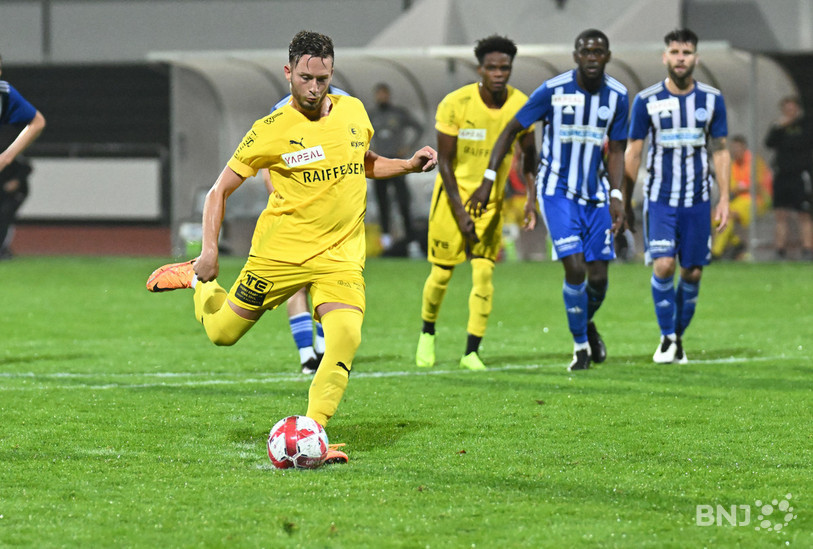 Le milieu du FC Bassecourt Charlie Mobili s'élance pour égaliser sur penalty vendredi soir face à Concordia Bâle (photo : Georges Henz).
