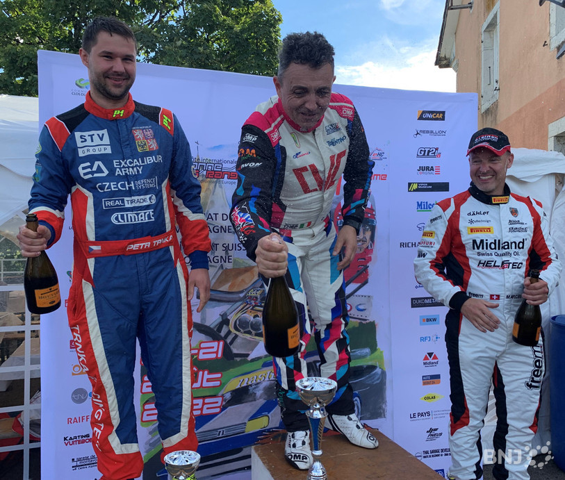 Christian Merli (au centre) a sabré le champagne pour fêter le nouveau record du tracé.