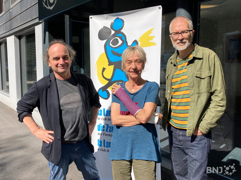 De gauche à droite: trois des quatre membres fondateurs de la Lanterne magique devant le cinéma Apollo à Neuchâtel: Vincent Adatte, Francine Pickel et Yves Nussbaum, dit Noyau. Frédéric Maire, absent, est lui aussi à l'origine du club de cinéma.