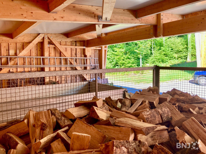 Le vendeurs de bois coupé croulent sous les demandes.
