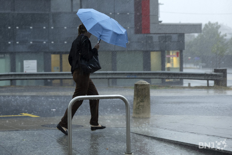 Valoriser l'eau de pluie n'est pas simple, mais mérite réflexion car des averses comme celle-ci furent peu nombreuses cet été dans le Jura. (KEYSTONE/Salvatore Di Nolfi)