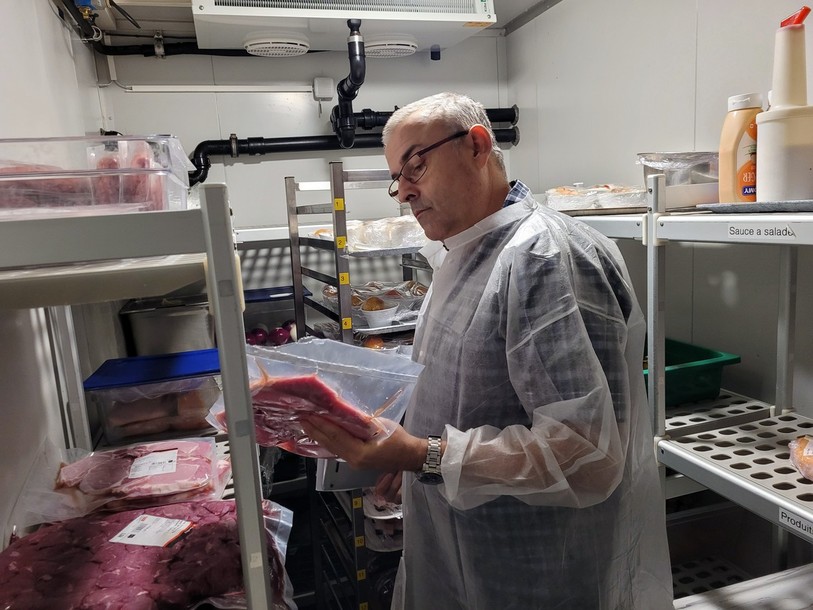 Jean-Marc Tonna en plein travail dans une chambre froide.