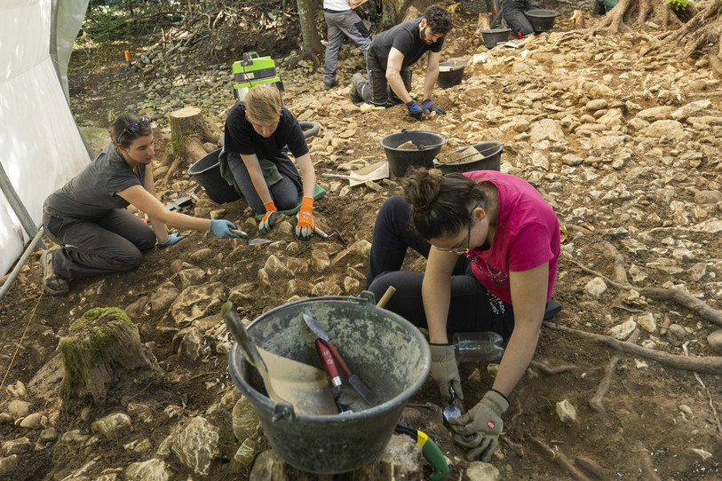 L'équipe de chercheurs se compose d'archéologues professionnels, d'étudiants et de lycéens. (KEYSTONE / SALVATORE DI NOLFI)