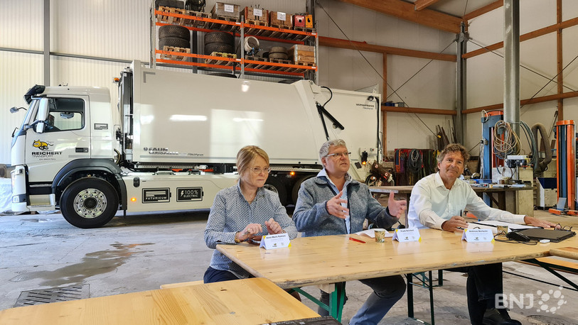 Frank Reichert (au centre), directeur de Reichert SA, accompagné d'Anne-Marie Kuhnen de Celtor SA et d'Andreas Bertschi, designer du véhicule ont présenté le nouvel engin mercredi matin à la presse.
