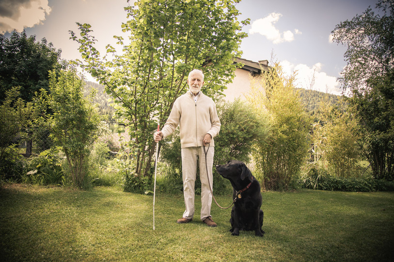 Bernard Schneider, accompagné de son chien Chips. (Photo: Tamara Berger)