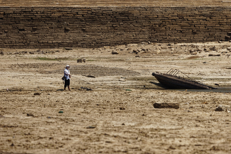 Certains lacs sont complètement à sec, comme ici dans la Province de Jiangxi. (Photo : EPA/ALEX PLAVEVSKI).