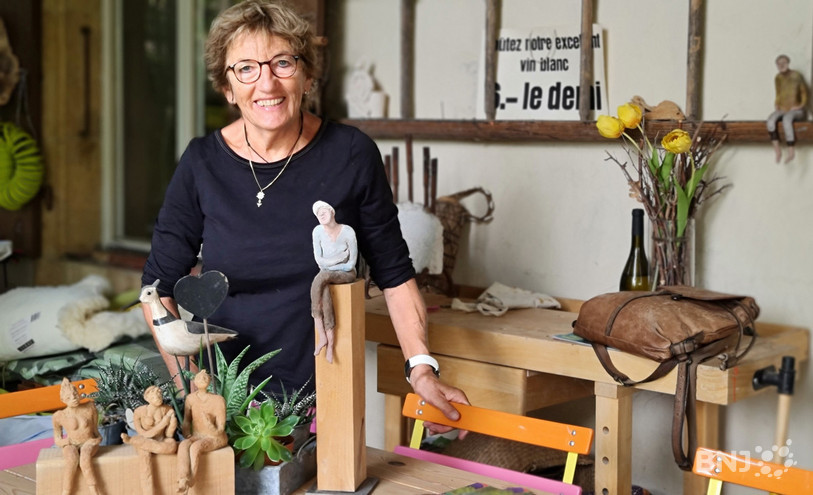 Annemarie Maillat crée ses statuettes en terre dans son atelier situé à La Neuveville