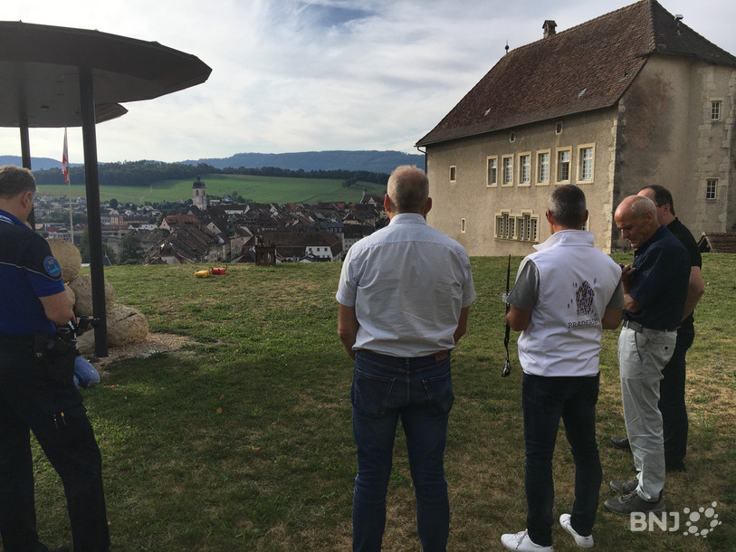 Sur le parvis du château, on s'apprête à réveiller à Braderie.