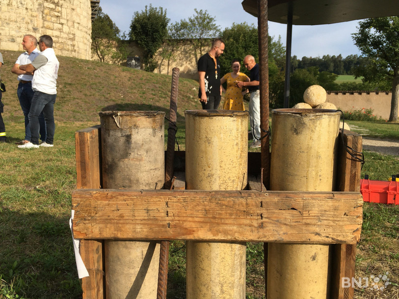 Les trois tubes plantés pour tirer les coups de canon ne sont rien comparés au matériel qui sera nécessaire samedi soir pour le grand feu d'artifice.