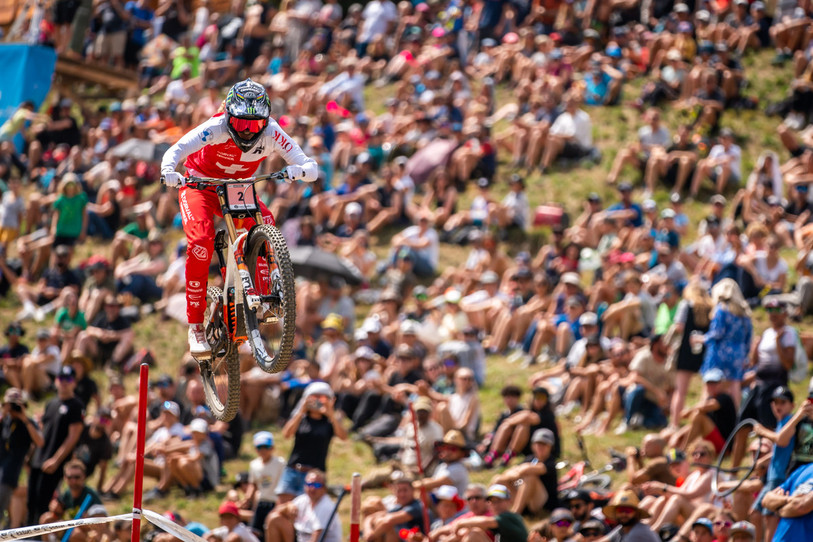 Victime d'une fracture début août, Camille Balanche n'a pas eu peur de la hauteur aux Gets ! (Photo : KEYSTONE/Maxime Schmid)