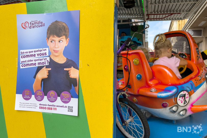 La population a pu rencontrer samedi des familles d'accueil sur la Place du marché à La Chaux-de-Fonds. Pour l'occasion, un carrousel faisait le bonheur des plus petits.