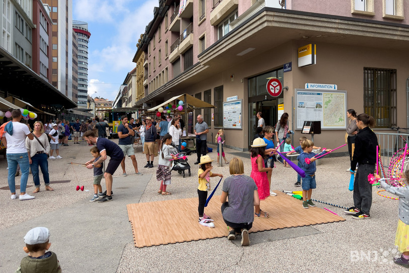 Le Service de protection de l’adulte et de la jeunesse et l’association Accueil familial ont convié la population sur la Place du marché à La Chaux-de-Fonds. Des ateliers participatifs étaient proposés aux enfants.