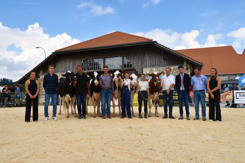 Les bêtes qui sont arrivées en tête posent en compagnie de leur éleveur et du jury. (Photo : Molly Thiévent).