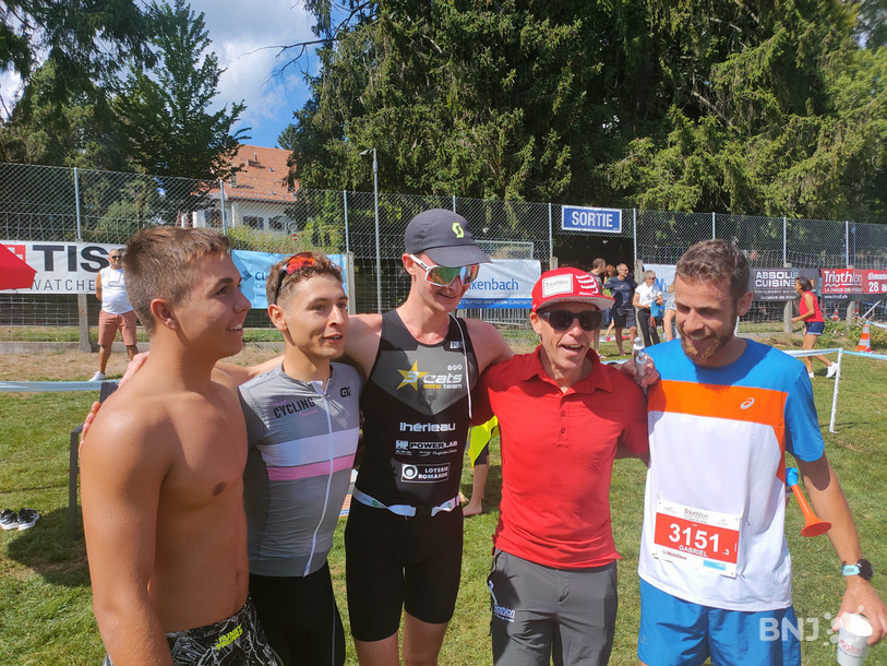 Alexis Lhérieau et le président du triathlon de La Chaux-de-Fonds entourés des membres du relais qui ont poussé le triathlète à la performance.