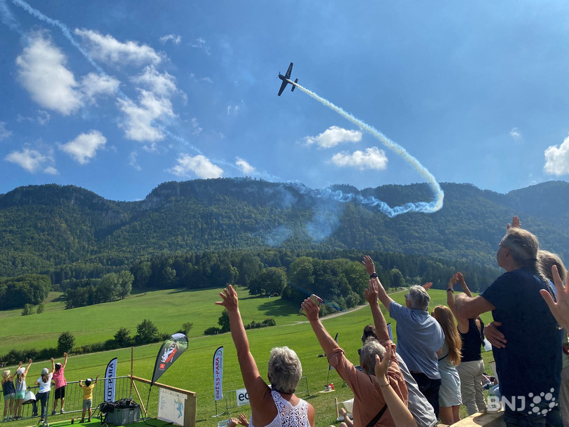 Dimanche, le show d'avion acrobatique a fait lever la foule sur le domaine de Sur-Chaux.