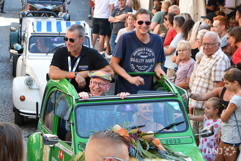 Eric Pineau (debout à droite dans la 2CV), le président du comité d'organisation de la Braderie, était largement satisfait dimanche à 18h.
