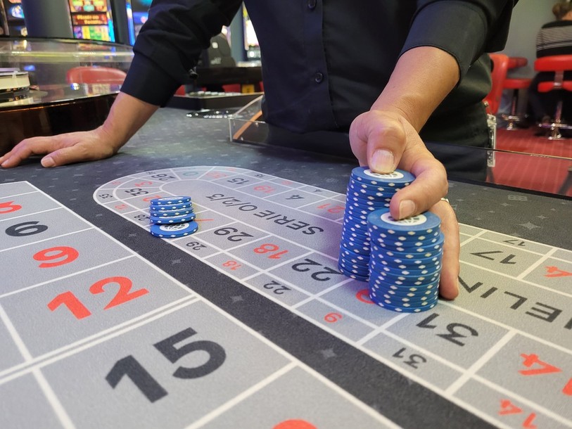 Des jetons, des cartes, une roulette : les activités d'Annabelle varient au fil d'une soirée.