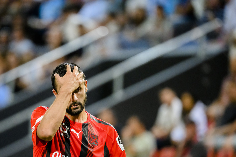Raphaël Nuzzolo peut se prendre la tête. Son équipe a laissé échapper la victoire face un FC Schaffhouse largement prenable (photo archives : KEYSTONE/Jean-Christophe Bott).