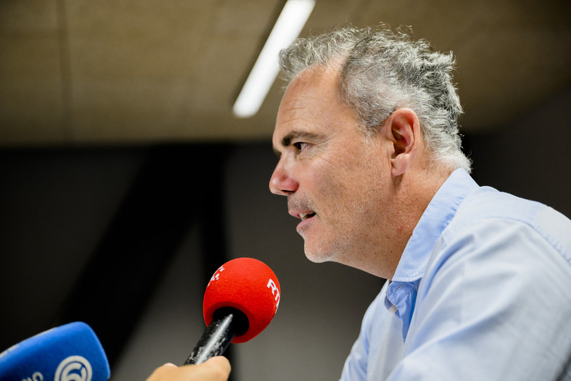 Le président de Neuchâtel Xamax Jean-François Collet au micro de RTN (photo : KEYSTONE/Jean-Christophe Bott).