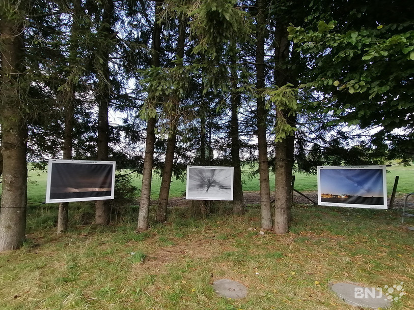 L'exposition en plein air, ayant pour thème « Les Franches-Montagnes la nuit », sera visible jusqu'à fin octobre entre le Centre de Loisirs et la halle cantine.