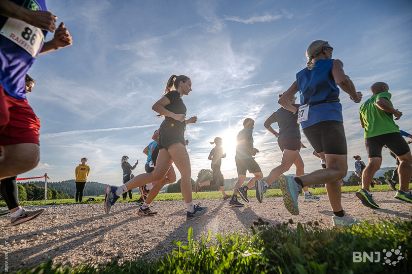 Plus de 400 concurrents ont pris part à la 2e étape des 4 Foulées mercredi soir à Saignelégier (photo : Jonathan Vallat).
