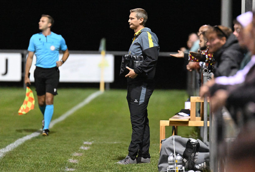 Alain Villard et ses joueurs n'ont pas tenu face à Ajoie-Monterri. (photo : archives Georges Henz).