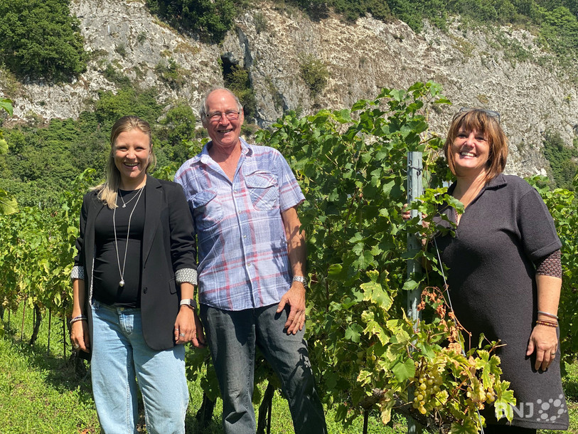 De larges sourires pour accueillir le retour à la normalité. De gauche à droite : Marie Nicolet, présidente du comité de la Fête du Vin, François Marolf, producteur, et Cédrine Grütter Honsberger, vice-présidente.