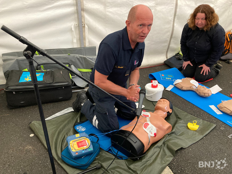 Le Lieutenant Laurent Stofer du SIS des Montagnes neuchâteloises en pleine démonstration d'un défibrillateur samedi à La Chaux-de-Fonds.