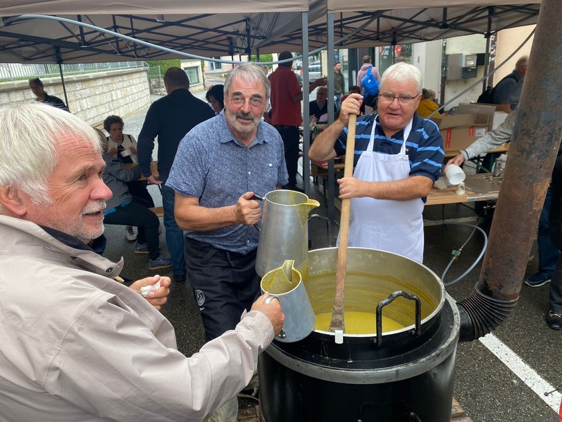 La traditionnelle soupe de Moutier, brassée par le maire Marcel Winistoerfer, a rencontré du succès.