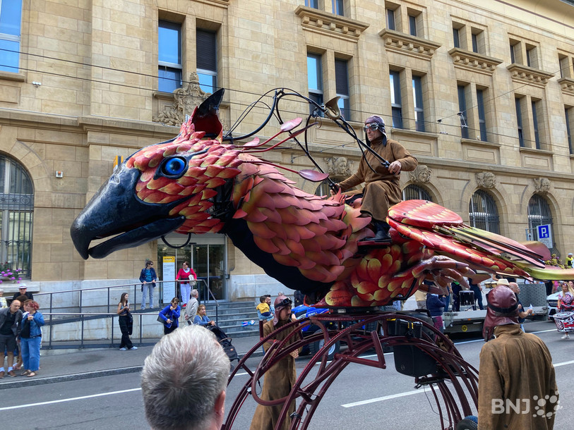 Le public a pu tapoter le bec d'un phoenix géant lors du cortège de la Braderie dimanche après-midi à La Chaux-de-Fonds.