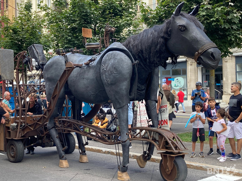 Le cheval articulé qui a défilé sur le Pod dimanche après-midi à La Chaux-de-Fonds a fait forte impression auprès du public.