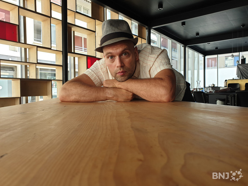 « J’en ai marre des photos clichées de magicien avec les cartes lancées en l’air », soupire Blake Eduardo. Couché sur la table, ça fera aussi bien l’affaire.