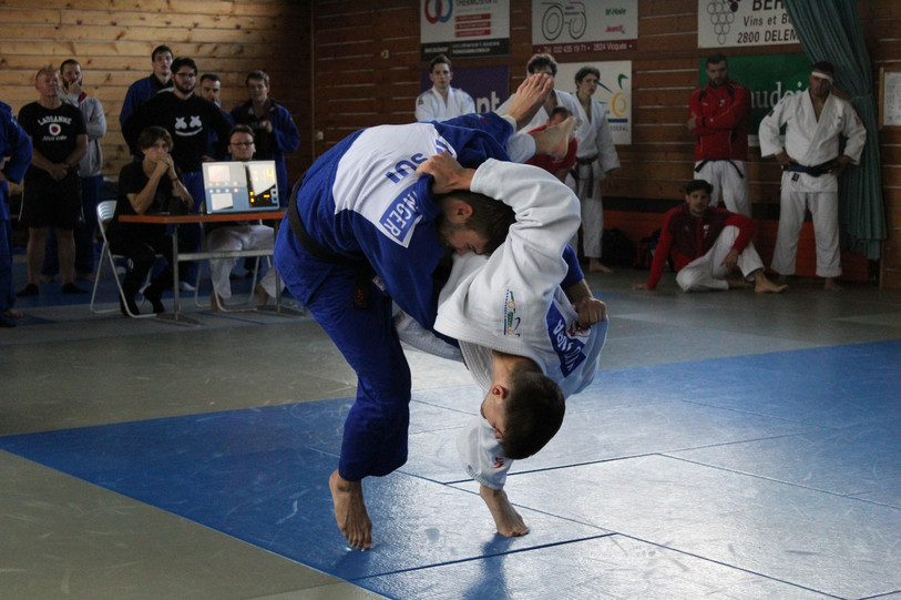 Malgré une journée difficile, Manu Stegmueller (en blanc) est parvenu à décrocher une victoire importante. (Photo : Judo Jura)