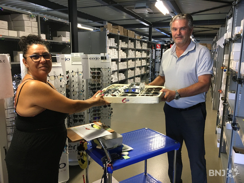 Antonella Spiniello, collaboratrice préparation marchandises, présente une commande de lunettes au directeur de Cerjo, Didier Membrez