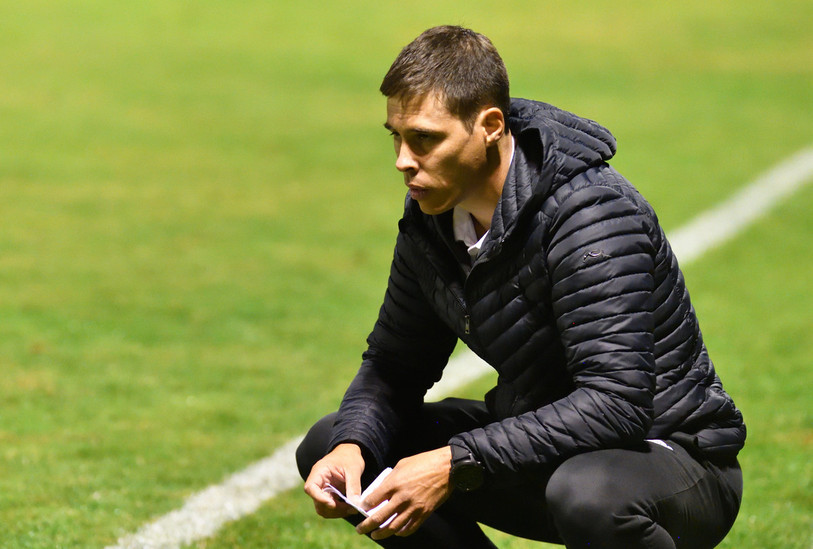 Le FC Ajoie-Monterri et son entraîneur Thomas Parietti étaient au repos forcé mercredi soir. (Photo : archives Georges Henz)