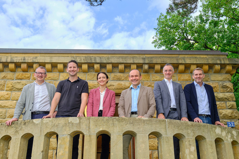 Mauro Moruzzi entouré de ses partenaires : Joël Desaules (Habitat Durable), Jonathan Gretillat (Asloca neuchâteloise), Isabelle Augsburger (Chambre immobilière neuchâteloise), Andreas Hutter (systèmes énergétiques au CSEM) et Christophe Ribaux (Union suisse des professionnels de l’immobilier JU/NE). Photo : Bernard Python. 