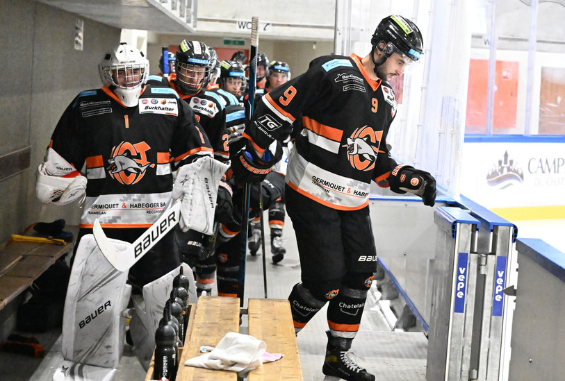 Il est l'heure d'embarquer sur la glace de la 1re ligue pour Adrien Donzé et le HC Tramelan (photo : Georges Henz).