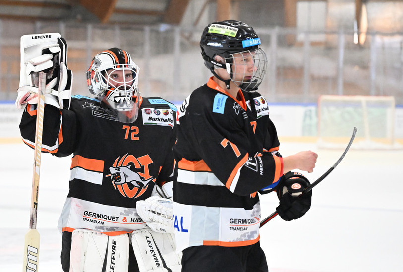 Joël Rebetez, au premier rang, a été l'unique buteur du HC Tramelan samedi soir (photo : Georges Henz).