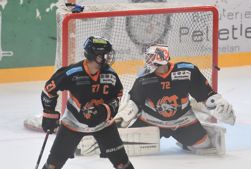 Le capitaine du HC Tramelan Kevin Salvisberger et son gardien Lukas Mani ont dû s'avouer vaincus. (Photo : archives Georges Henz)