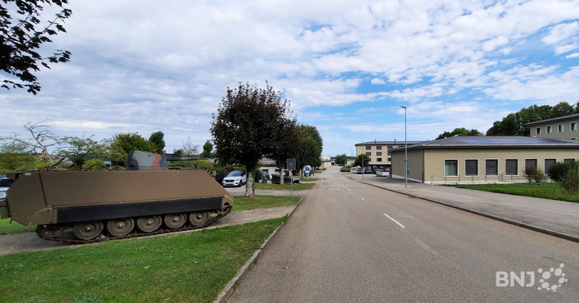 La Place d'armes de Bure pourrait accueillir un village de conteneurs déstinés à loger des demandeurs d'asile.
