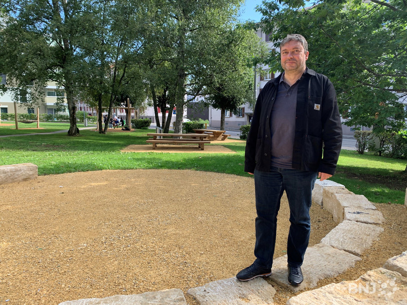 Fabrice Demarle, un des trois directeurs de l’école obligatoire de La Chaux-de-Fonds et responsable du secteur sud, apprécie tout particulièrement les gradins du nouvel Espace nature des Forges.