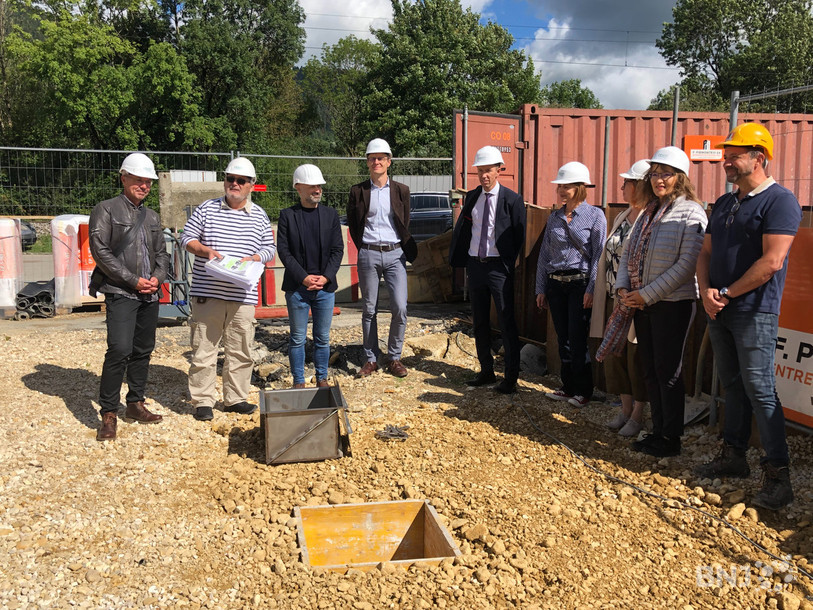 Une capsule contenant les plans du chantier et des dessins d'enfants a été déposée symboliquement sur le chantier jeudi.