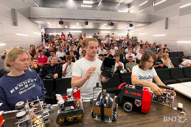 Ils étaient plus d'une cinquantaine, répartis dans quatorze équipes, à s'affronter avec acharnement à coup de module robotisé.