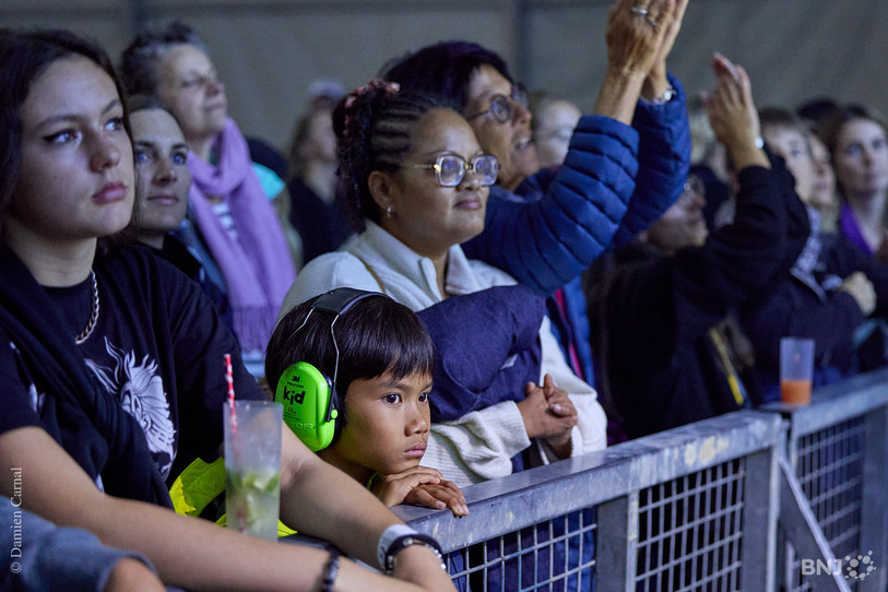 Un public mêlant toutes les générations a assisté au concert jeudi soir. (Photo : Damien Carnal). 