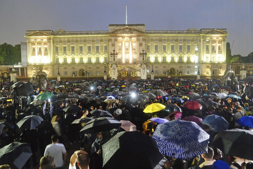 Des milliers de Britanniques se sont rendus à Buckingham Palace dès l’annonce du décès de la reine Elizabeth II. (photo : Victoria Jones/PA via AP)