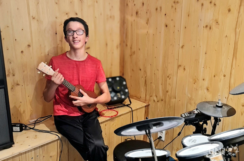 Diego Pellaud s'adonne à sa passion pour la musique dans son studio à Sorvilier.