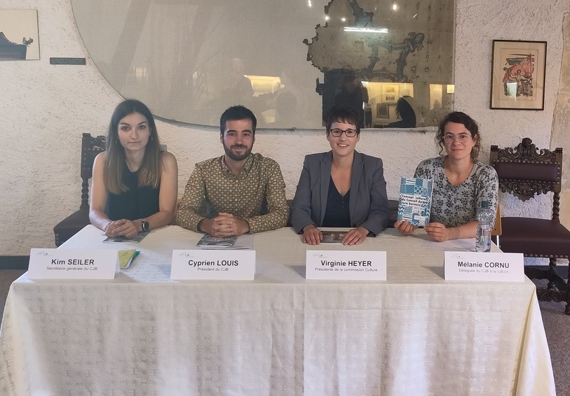 Le CJB a présenté ce vendredi son concept culturel 2022-2026 (de gauche à droite: Kim Seiler, secrétaire générale, Cyprien Louis, président du CJB, Virginie Heyer, présidente de la commission culture et Mélanie Cornu, déléguée à la culture). (Photo: CJB)