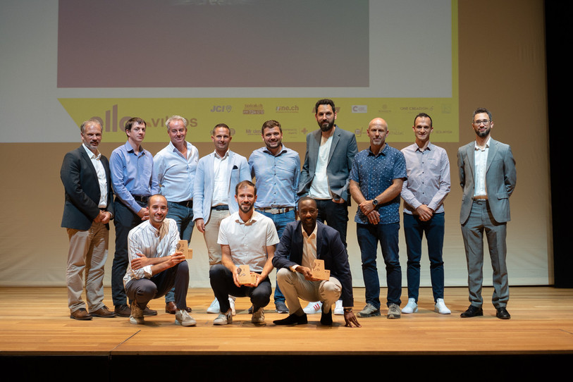 Les lauréats et le jury (de gauche à droite, en haut) : Werner Halter, Marc Hauser, Jérôme Le Gouévec, Sébastien Dufaux, Yann-Amaël Aubert, Mickael Zennaro (High DC, finaliste), Yann Smith (Opan Concept, finaliste), Jonathan Monnin, Daniel Anken (Alba IT, finaliste), (de gauche à droite, en bas), Ivan Mariblanca Flinch, (Canopé, 3ème prix), Nicolas Hermant (Eltel SA, 1er prix), Nia Youmby (Neolec, 2ème prix). (Photo : Clémence Jaton, JCI Neuchâtel)