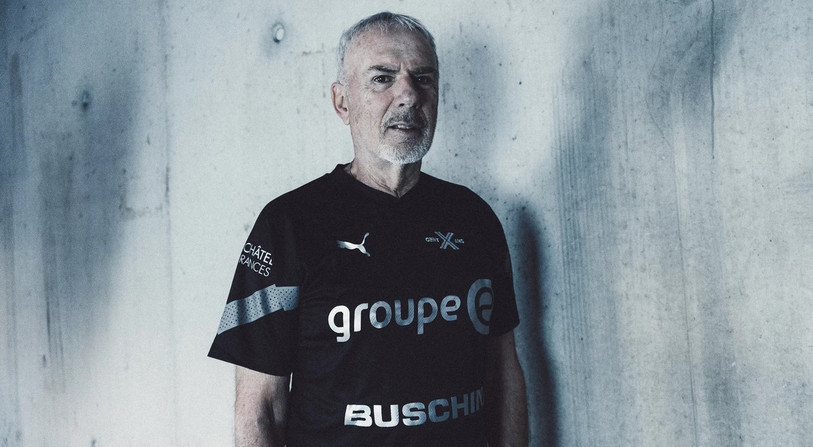 Michel Decastel, ancien milieu de terrain et entraîneur de la première équipe, a pris la pose avec ce maillot spécial. (Photo: Xamax)