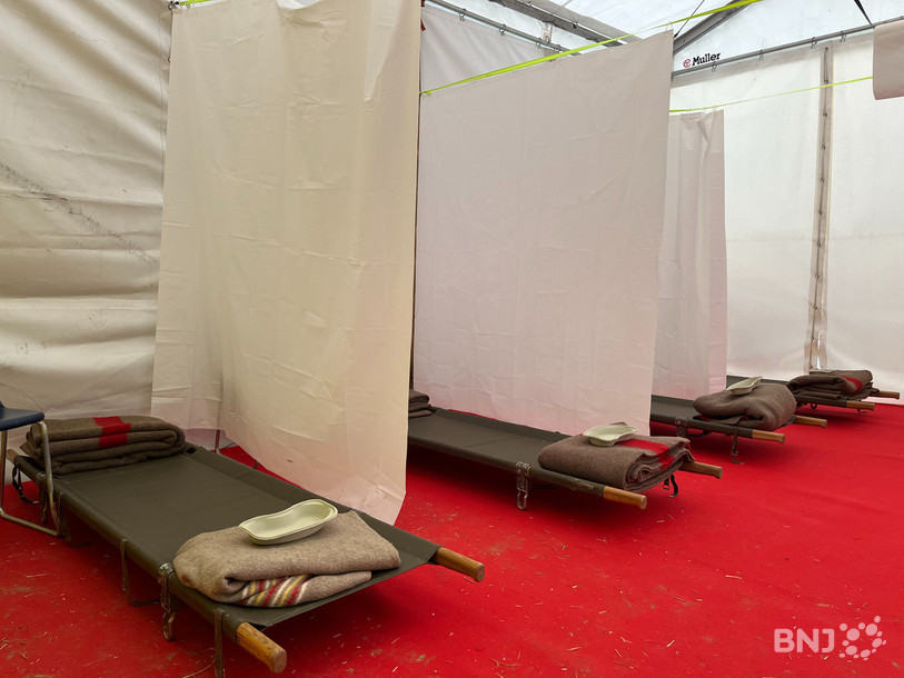 Des lits de fortune accueillent les festivaliers qui ont besoin d'être pris en charge. 